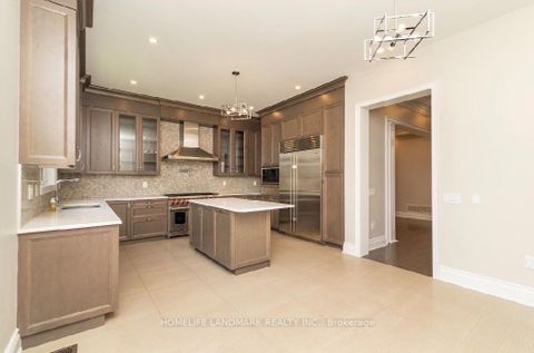 Photo 10 at 15 Little Celeste Court, Patterson, Vaughan