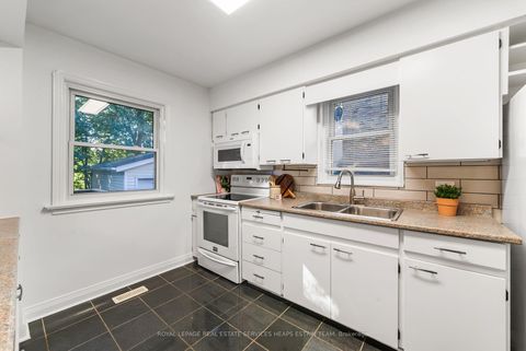 Photo 13 at 63 Thursfield Crescent, Leaside, Toronto