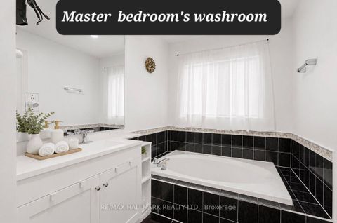 Photo 13 at 70 - 190 Harding Boulevard W, North Richvale, Richmond Hill