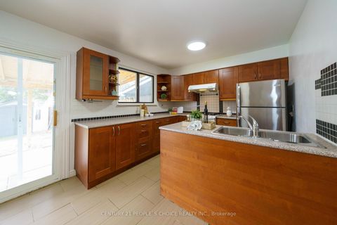 Photo 8 at 172 Hollyberry Trail, Hillcrest Village, Toronto