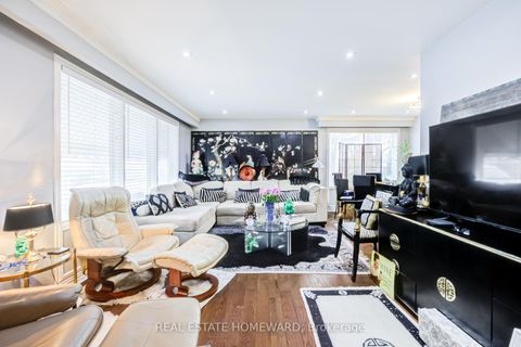 Photo 2 at 4 Moorecroft Crescent, Ionview, Toronto