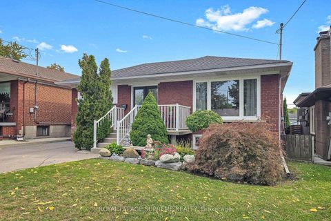 Photo 2 at 465 Maple Leaf Drive, Maple Leaf, Toronto