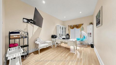 Photo 11 at 15 Ridgley Court, Bayview Hill, Richmond Hill