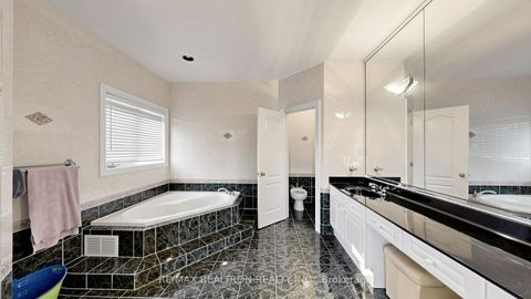 Photo 16 at 15 Ridgley Court, Bayview Hill, Richmond Hill