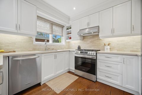 Photo 11 at 8 Beaverbrook Avenue, Rosethorn, Toronto