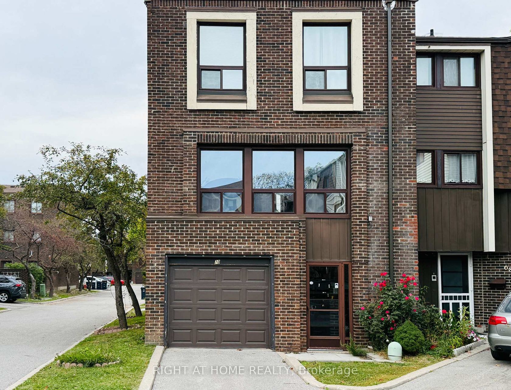 70 Spire Hillway Way, Hillcrest Village, Toronto 