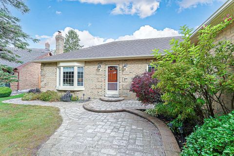 Photo 1 at 20 Simmons Crescent, Aurora Highlands, Aurora