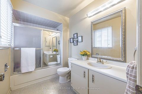 Photo 12 at 20 Simmons Crescent, Aurora Highlands, Aurora