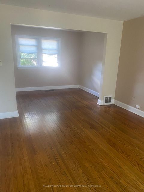 Photo 2 at 32 Amesbury Drive, Amesbury, Toronto