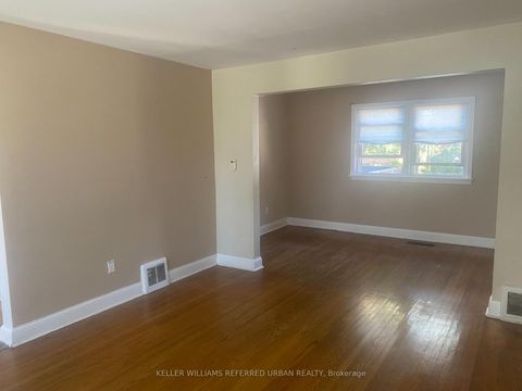 Photo 3 at 32 Amesbury Drive, Amesbury, Toronto