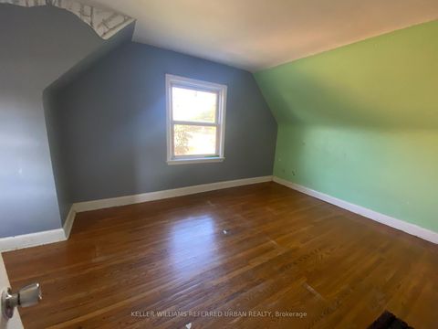 Photo 5 at 32 Amesbury Drive, Amesbury, Toronto