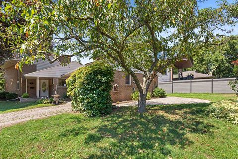 Photo 2 at 9 Babington Court, Rosethorn, Toronto