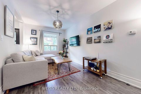 Photo 2 at 758 Richmond Street W, Niagara, Toronto