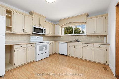 Photo 9 at 64 Canal Street, Keswick South, Georgina