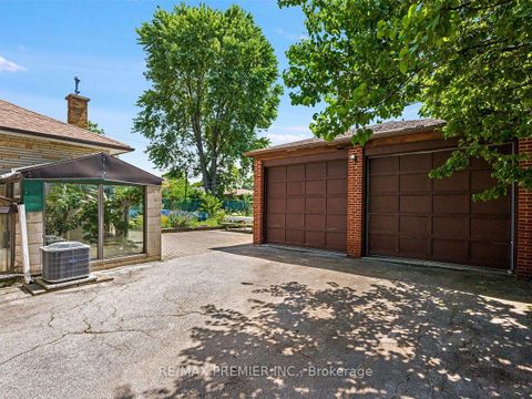 Photo 3 at 7 Mayall Avenue, CFB, Toronto
