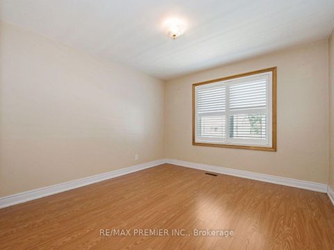Photo 11 at 7 Mayall Avenue, CFB, Toronto
