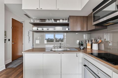 Photo 4 at 1018 - 111 St Clair Avenue W, St. Clair, Toronto