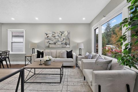Photo 3 at 39 Rhydwen Avenue, Cliffside, Toronto