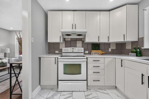 Photo 13 at 39 Rhydwen Avenue, Cliffside, Toronto