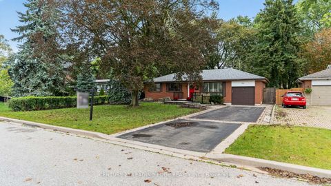 Photo 2 at 433 Brownfield Gardens, Rouge E10, Toronto