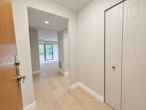 Photo 1 at 305N - 3 Hickory Tree Road, Weston, Toronto