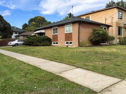 Photo 2 at 19 Upminster Crescent, West Deane, Toronto