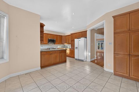 Photo 8 at 12 Loudon Crescent, Beverley Glen, Vaughan