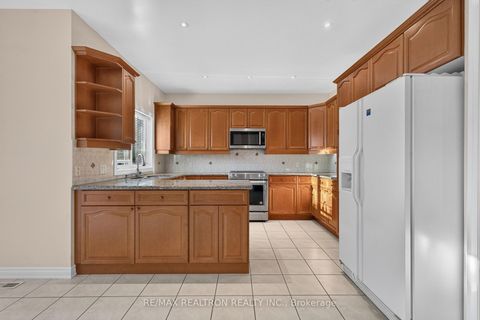 Photo 9 at 12 Loudon Crescent, Beverley Glen, Vaughan