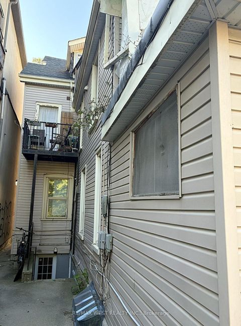 Photo 3 at 124 Baldwin Street, Chinatown, Toronto