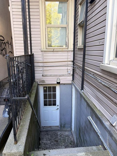 Photo 4 at 124 Baldwin Street, Chinatown, Toronto