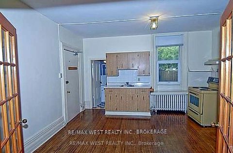 Photo 11 at 124 Baldwin Street, Chinatown, Toronto