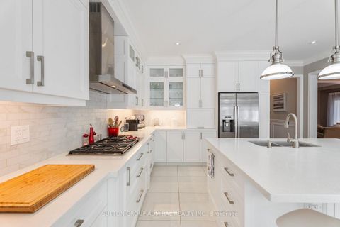 Photo 16 at 55 Maverick Crescent, Patterson, Vaughan