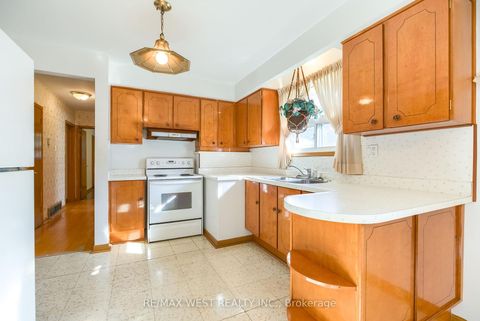 Photo 2 at 8 Carswell Place, Richview, Toronto