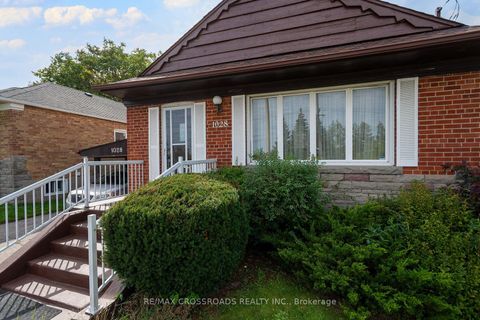 Photo 2 at 1028 Kennedy Road, Dorset Park, Toronto