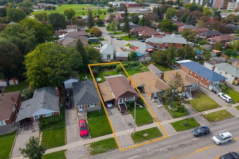 Photo 3 at 1028 Kennedy Road, Dorset Park, Toronto