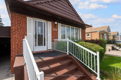 Photo 4 at 1028 Kennedy Road, Dorset Park, Toronto