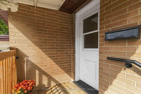 Photo 2 at 122 Wyndale Drive, Maple Leaf, Toronto