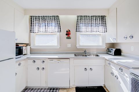 Photo 12 at 407 Lake Promenade, Long Branch, Toronto