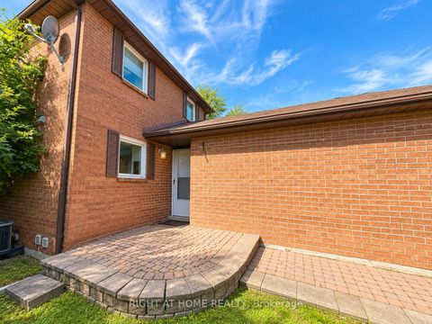 Photo 3 at 32 Aranka Court, North Richvale, Richmond Hill