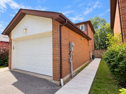 Photo 4 at 32 Aranka Court, North Richvale, Richmond Hill