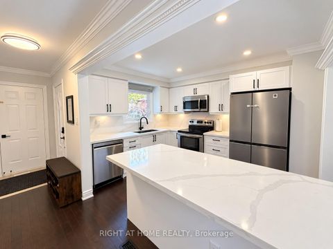 Photo 5 at 32 Aranka Court, North Richvale, Richmond Hill