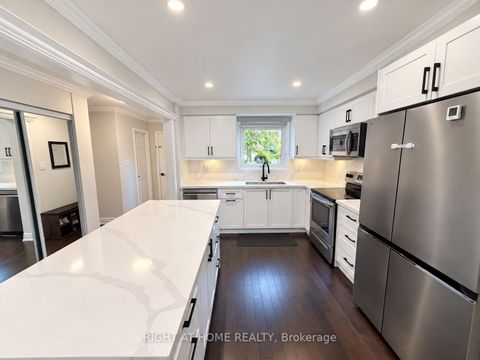 Photo 6 at 32 Aranka Court, North Richvale, Richmond Hill