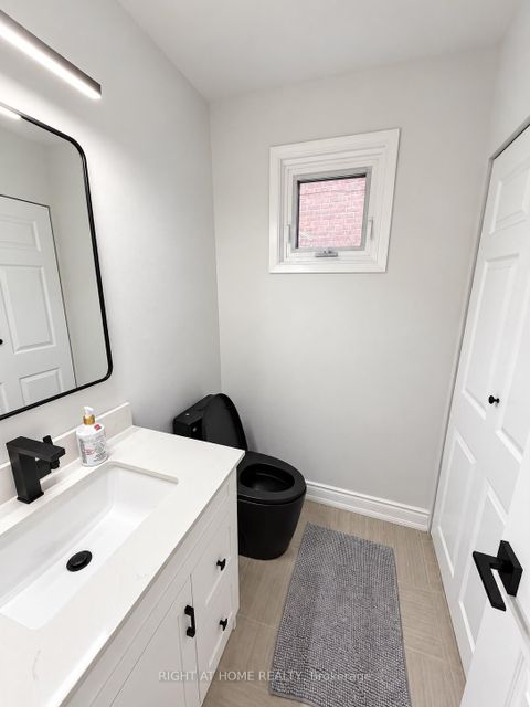 Photo 7 at 32 Aranka Court, North Richvale, Richmond Hill