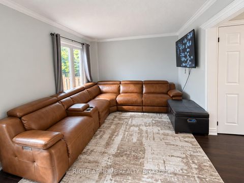 Photo 8 at 32 Aranka Court, North Richvale, Richmond Hill