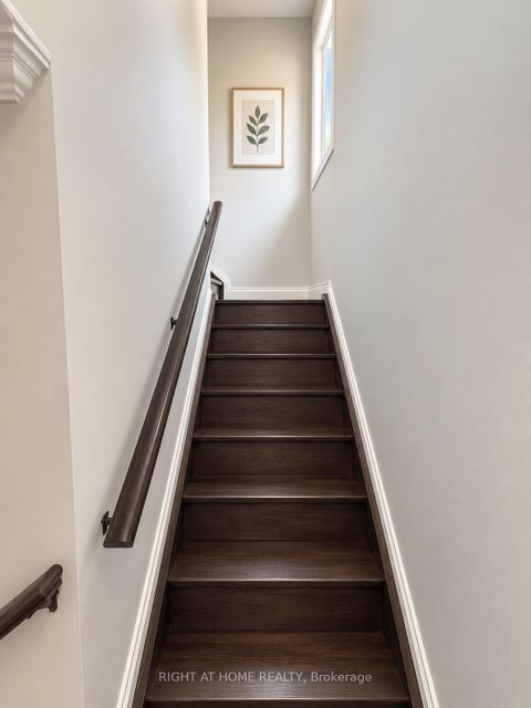 Photo 10 at 32 Aranka Court, North Richvale, Richmond Hill