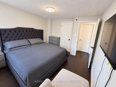 Photo 12 at 32 Aranka Court, North Richvale, Richmond Hill