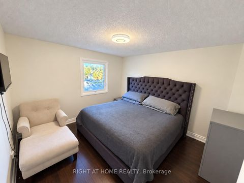 Photo 13 at 32 Aranka Court, North Richvale, Richmond Hill