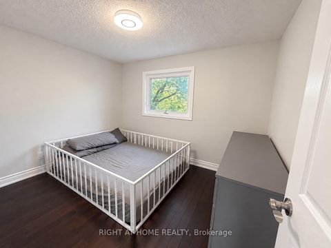 Photo 15 at 32 Aranka Court, North Richvale, Richmond Hill