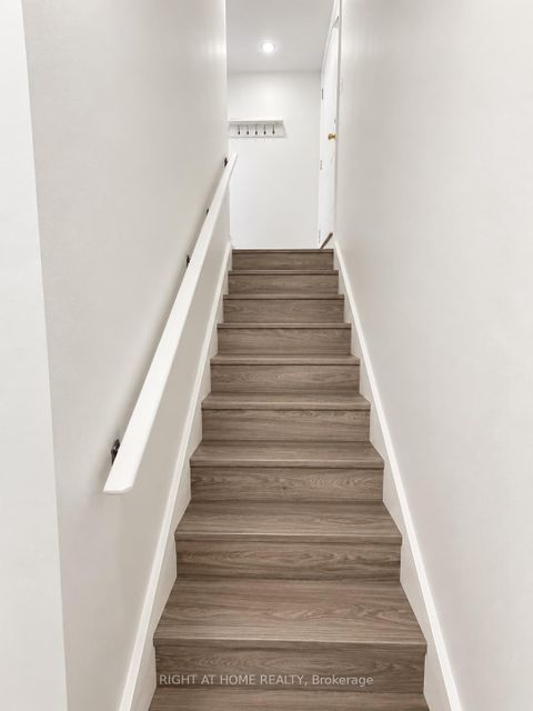 Photo 19 at 32 Aranka Court, North Richvale, Richmond Hill