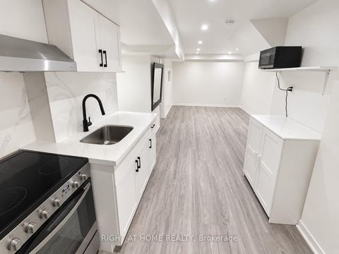 Photo 21 at 32 Aranka Court, North Richvale, Richmond Hill